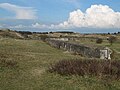 Reste der Wallanlage aus dem Zweiten Weltkrieg am Ortsrand in den Kennemerduinen