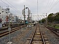 駅ホーム。一番右側の線路は阪和貨物線。