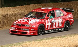 Alfa Romeo 155 V6 Ti DTM ที่ชนะการแข่งขันในฤดูกาล 1993 ของ Nicola Larini ทีม Alfa Corse ในงาน Goodwood Festival Of Speed 2010