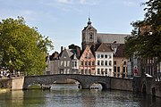 Het begin van de Langerei. Centraal de Carmersbrug, met daarachter de samenvloeiing van de Spiegelrei en de Sint-Annarei. Rechts de Gouden-Handbrug. Op de achtergrond de toren van de Sint-Walburgakerk.