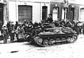Panzer I Ausf. B a franciaországi Calais utcáin sebesült brit hadifoglyokat szállít 1940 májusában.