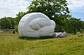 Grand latent blanc, al Pilane Sculpture Park (Klövedal, Tjörn, Suècia)