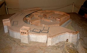 Maquette simultanée de la citadelle de Troie II et de Troie VI.