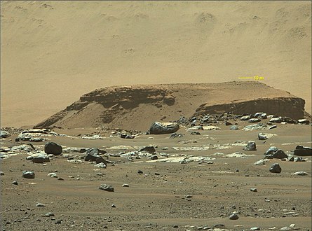 Cette butte est un vestige des sédiments déposés dans le delta du cours d'eau qui coulait autrefois dans le cratère Jézero.