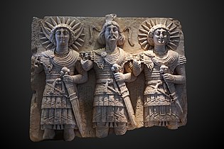 relief figurant la Triade palmyrénienne: Iarhibôl, Baalshamin et Aglibôl et conservée au musée du Louvre