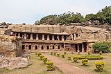 Jami Udajagiri in Khandagiri sta dom napisa Hathigumpha, ki je bil vpisan pod Kharavelo, takratnim cesarjem Kalinge iz dinastije Mahameghavahana.