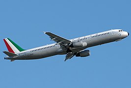 L'Airbus A321 EI-IXI in livrea pentagramma