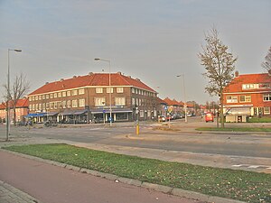 Huizen en Joop Harmans-fietsenwinkel aan de Kamperfoelieweg.