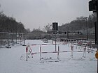 Noch erkennbare aber bereits bepflanzte Trasse der Entlastungsstraße im Winter 2009 mit einer Zufahrt zum neuen Tunnel Tiergarten Spreebogen (rechter Bildrand).