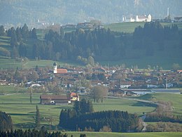 Ansicht des Hauptortes vom Auerberg aus, im Hintergrund Füssen