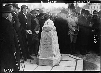 Inauguration à Château-Thierry de la borne marquant l'arrêt de la marche allemande, 10 novembre 1921, Agence Meurisse, BNF.