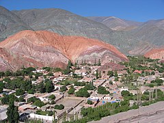 Sepkolora Monteto, ĉe Purmamarca, provinco Jujuy, en Argentina Nordokcidento.