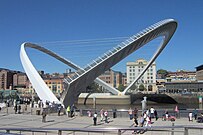 Gateshead Millennium Bridge, pont piétonnier rotatif à Gateshead.