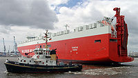 Der Hafenschlepper Michel dreht den Ro-Ro-Frachter Tamesis aus Tønsberg, von der Reederei Wallenius Wilhelmsen, auf der Norderelbe, um ihn in den Moldauhafen zu bugsieren. Aufnahmeort: Hafen Hamburg, Norderelbe südlich des Geländes der Hafencity