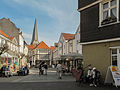 Vue dans la rue avec l'église protestante St. Georg