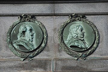 Reliefer av general Hans Christoff Königsmarck (?) och general Karl Gustav Wrangel (?) på östra sidan av Gustav II Adolf-monumentet.