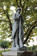 Poilu au repos (monument aux morts)