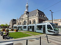 Le tramway de Valenciennes, devant la gare de cette même ville.