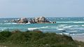 Rochers devant la plage de Kerfissien.