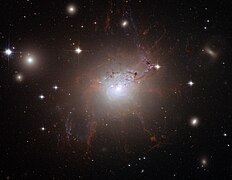 L'image de NGC 1275 par le télescope spatial Hubble révèle la fine structure des filaments gazeux qui entourent la galaxie.