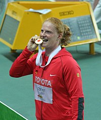 Betty Heidler vid segerceremonin i Osaka 2007