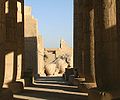 Vue de la salle hypostyle et de la statue colossale de Ramses II détruite