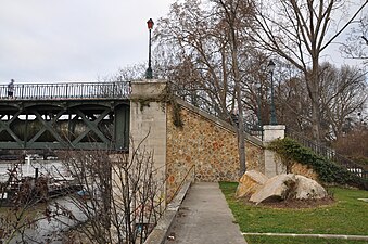 L'entrée sur la passerelle côté Paris.