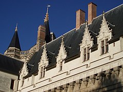 Lucarnes du Grand Logis côté douves.