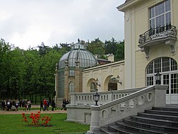 Widok na szklarnię zwaną też palmiarnią lub oranżerią (2014[a])