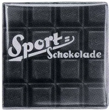 Altes Schwarzweißfoto einer quadratischen Schokolade, durchsichtig verpackt, beschriftet mit Sport-Schokolade