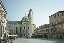 Piazza del Popolo und die Kirche San Francesco