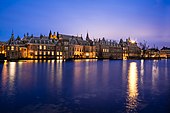 Binnenhof dilihat dari Hofvijver di malam hari