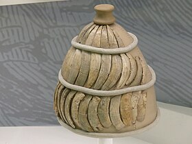 Casco de colmillos de jabalí hallado en una tumba de cámara de Spata (Ática)