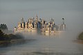 Il castello di Chambord in Francia, nella nebbia.