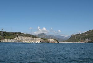 Der Chicosasén-Staudamm vom Stausee aus gesehen.