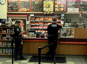 plysjes yn New York foldogge oan in stereotype troch harren yn in doughnut shop op te hâlden