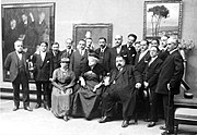 Exposición no Palacio de María Pita, en 1917. Lloréns é o oitavo pola esquerda