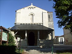 Façade de l'église romane.