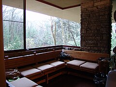 Abgewinkeltes Panoramafenster in Frank Lloyd Wrights Fallingwater