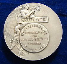 Photographie en couleur d'une médaille.