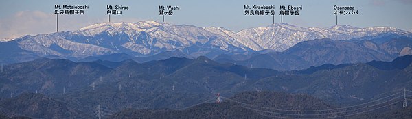 南東の納古山から望む周辺の飛騨高地の山並み 左から母袋烏帽子岳、白尾山、鷲ヶ岳、気良烏帽子、烏帽子岳、オサンババ（山中山）