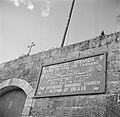 Inscriptions en cyrillique, arabe, hébreu et anglais sur l'église des Noces de Cana, 1948