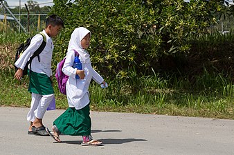 Niños malayos de preescolar en uniforme escolar.