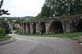 Le pont-siphon de l'Yzeron vu de l'aval ; plusieurs arches manquantes ont été détruites lors de la construction de la D342.