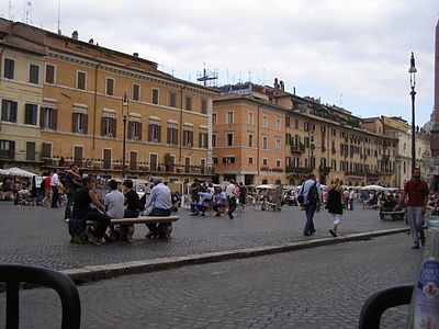 Палаццо Serafini Scaretti (слева) и Edificio di proprietà degli Stabilimenti Spagnoli (справа)[13]