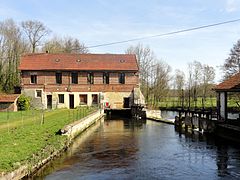 Le moulin-brosserie, sur les bords du Thérain.