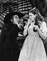 Margaret Hamilton som Den onde heksa fra Vest og Judy Garland.