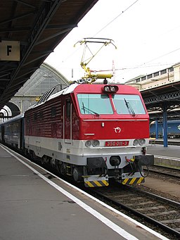 Lokomotiva 350 společnosti ZSSK v čele EC 170 Hungaria ve stanici Budapest-Keleti pályaudvar