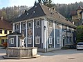 Das Schwarze Haus, ein ehem. Hammerherrenhaus in Ybbsitz mit Marktbrunnen