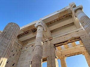 Anastylose clairement visible sur les chapiteaux ioniens et l'architrave des Propylées de l'Acropole d'Athènes.